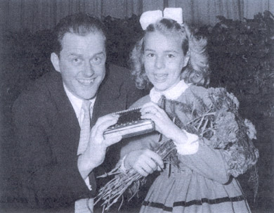 Walt Miller together with the little Cornelia on a demo tour for Hohner in 1956